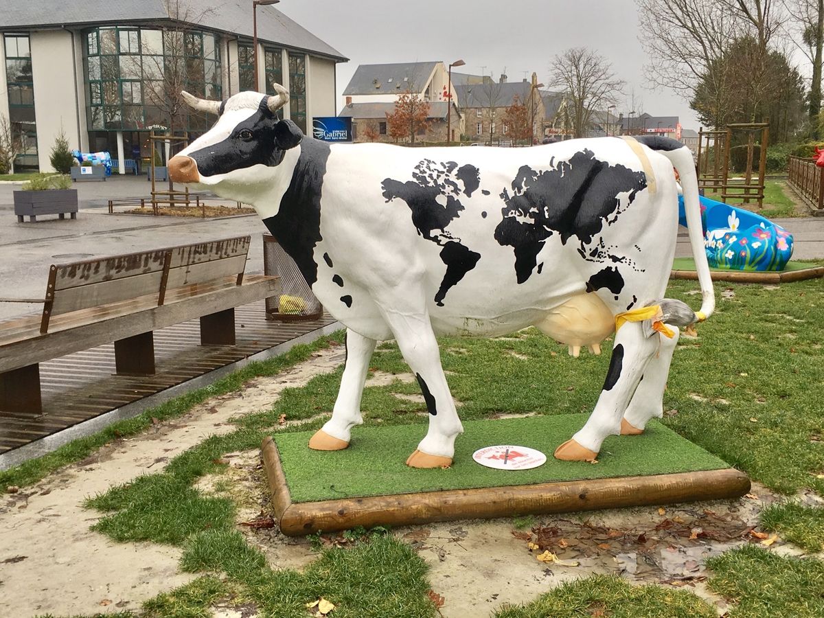 モン サンミッシェル。
電車とバスを乗り継いで行った。かなり遠かったな…で...