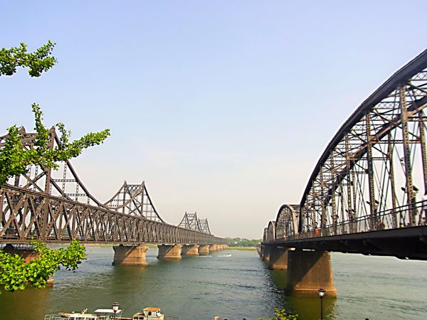 中国・丹東「丹東　すぐそこに北朝鮮」の写真：橋は中朝友誼橋といい、右側の橋は朝鮮戦争...