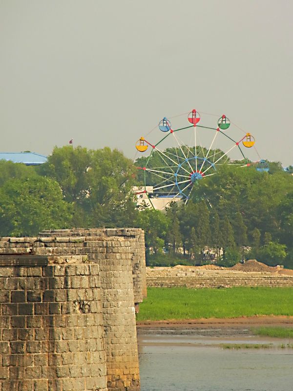 中国・丹東「丹東　すぐそこに北朝鮮」の写真：橋からは北朝鮮の観覧車が見えます
人生初...