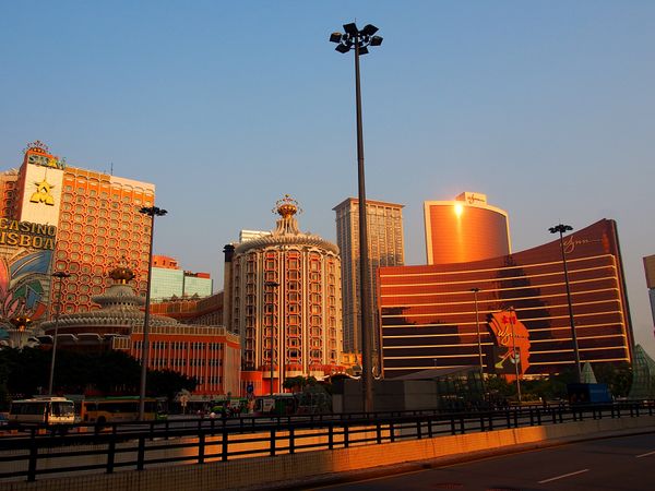 マカオ・マカオ「マカオ　ポルトガル風情とぎらぎらしたカジノ」の写真：陽が落ちるにつれて表情が変わっていくマカオの街