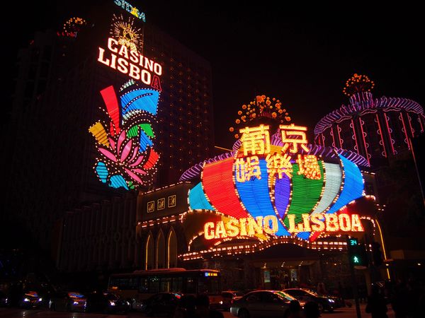 マカオ・マカオ「マカオ　ポルトガル風情とぎらぎらしたカジノ」の写真：ドッグレース場は人も少なく、哀愁漂う独特...