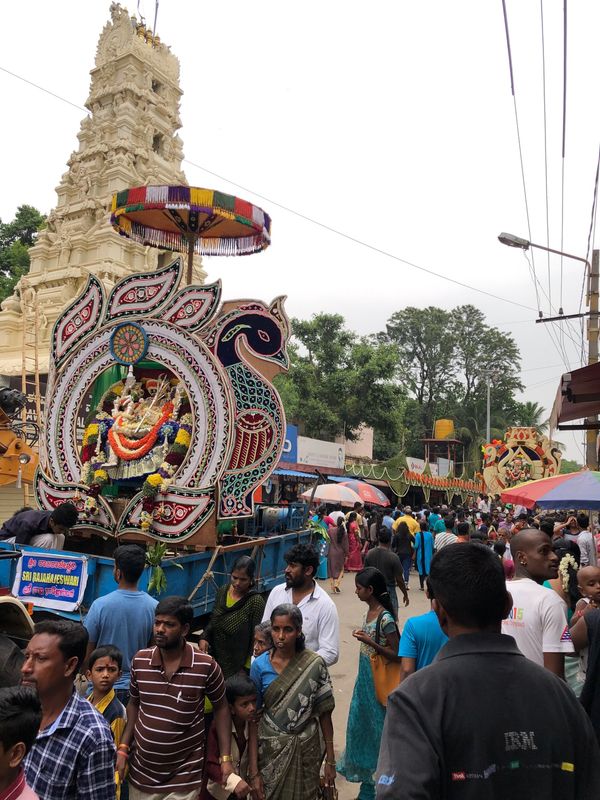 インド・シンガポール「バンガロール」の写真：お祭りかなー、それにしても人が多い。
ビ...