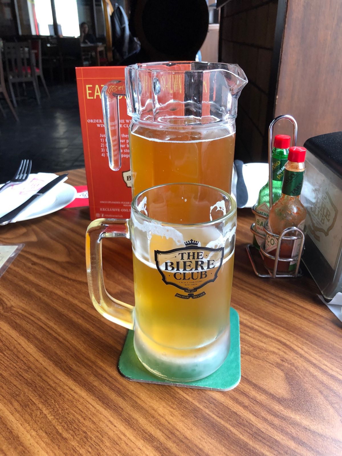 お祭りかなー、それにしても人が多い。
ビールはインドでも美味しい。
住宅街...