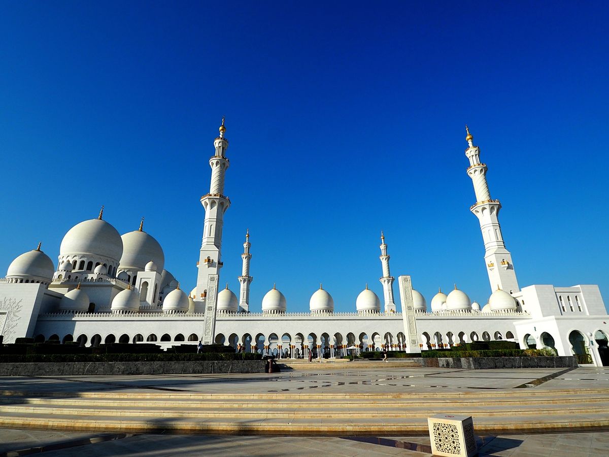 シェイクザイードグランドモスクは世界最大のシャンデリアや絨毯を持つ煌びやか...