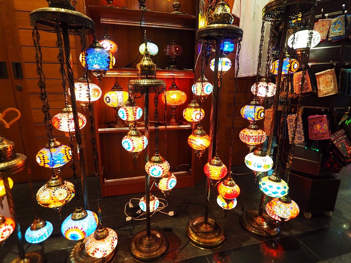 シェイクザイードグランドモスクは世界最大のシャンデリアや絨毯を持つ煌びやか...