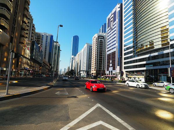 アラブ首長国連邦・アブダビ「アブダビ  高層ビルに囲まれたUAEの首都国」の写真：真っ青な空にビル群が映える街