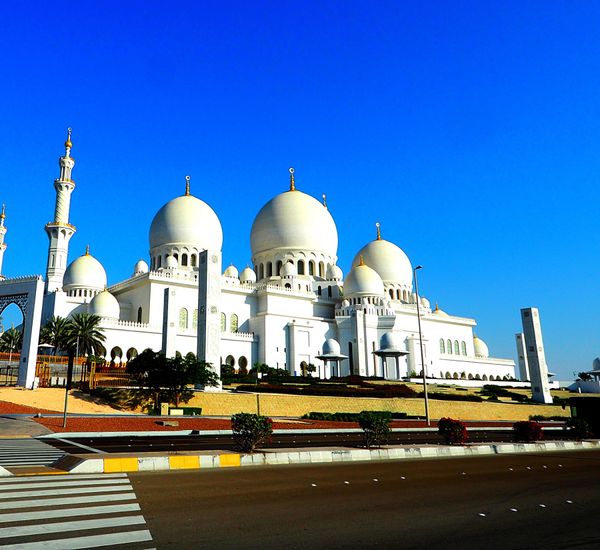 アラブ首長国連邦・アブダビ「アブダビ  高層ビルに囲まれたUAEの首都国」の写真：シェイクザイードグランドモスクは世界最大...