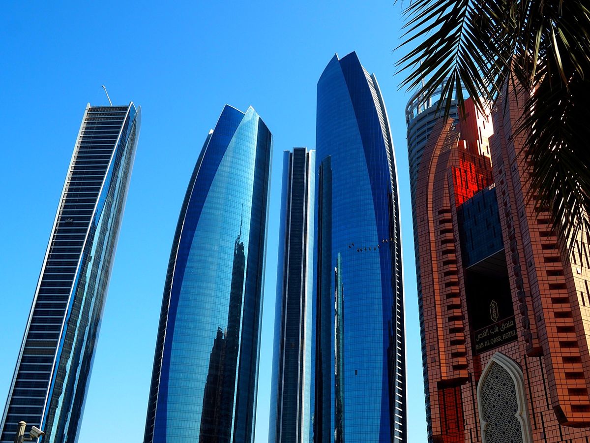 シェイクザイードグランドモスクは世界最大のシャンデリアや絨毯を持つ煌びやか...