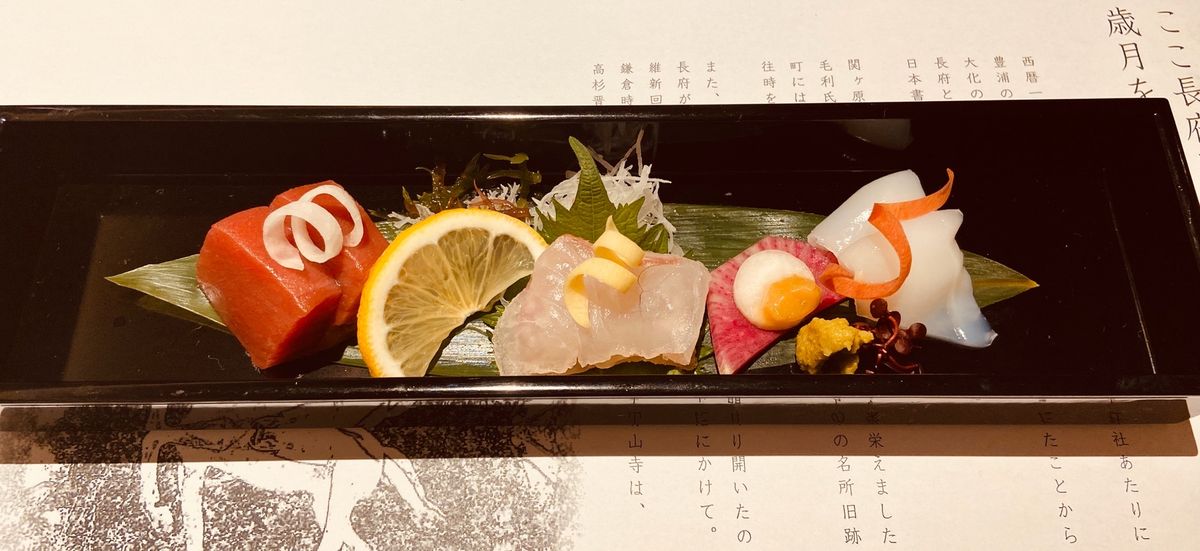 下関ならではのお料理　
各部屋ごとにある小さいけど源泉掛け流しの温泉♨️ ...