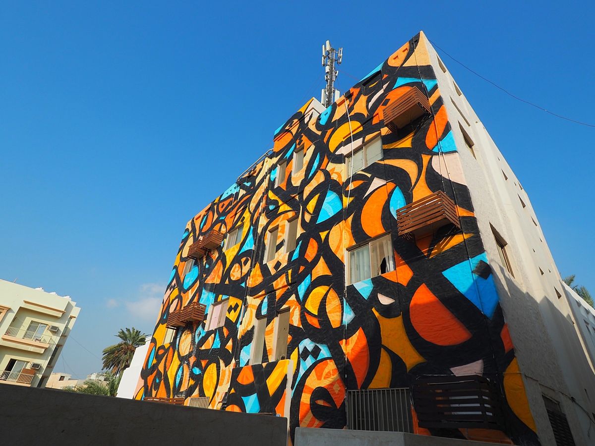 旧市街は、路地の間からミナレットが見えたり、可愛い子猫が擦り寄ってきたり、...