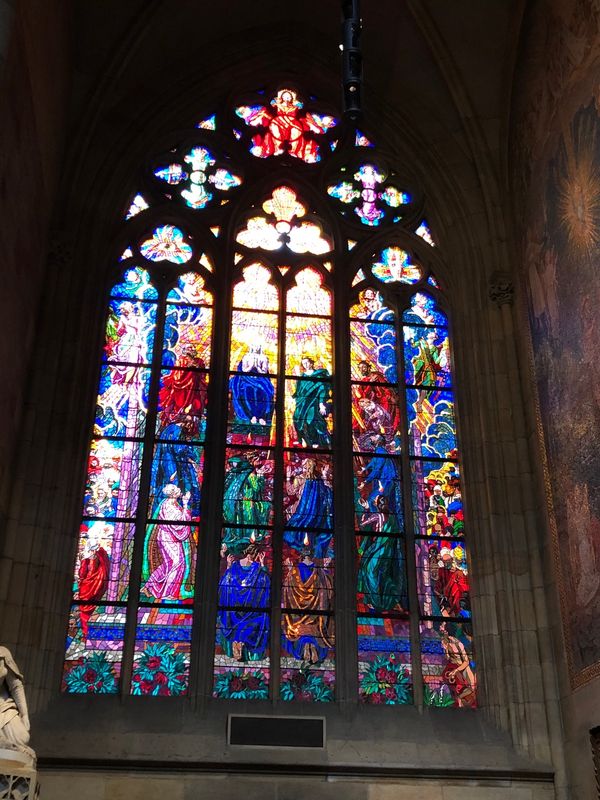 チェコ共和国・プラハ「プラハ城。聖ヴィート教会のステンドグラス」の写真