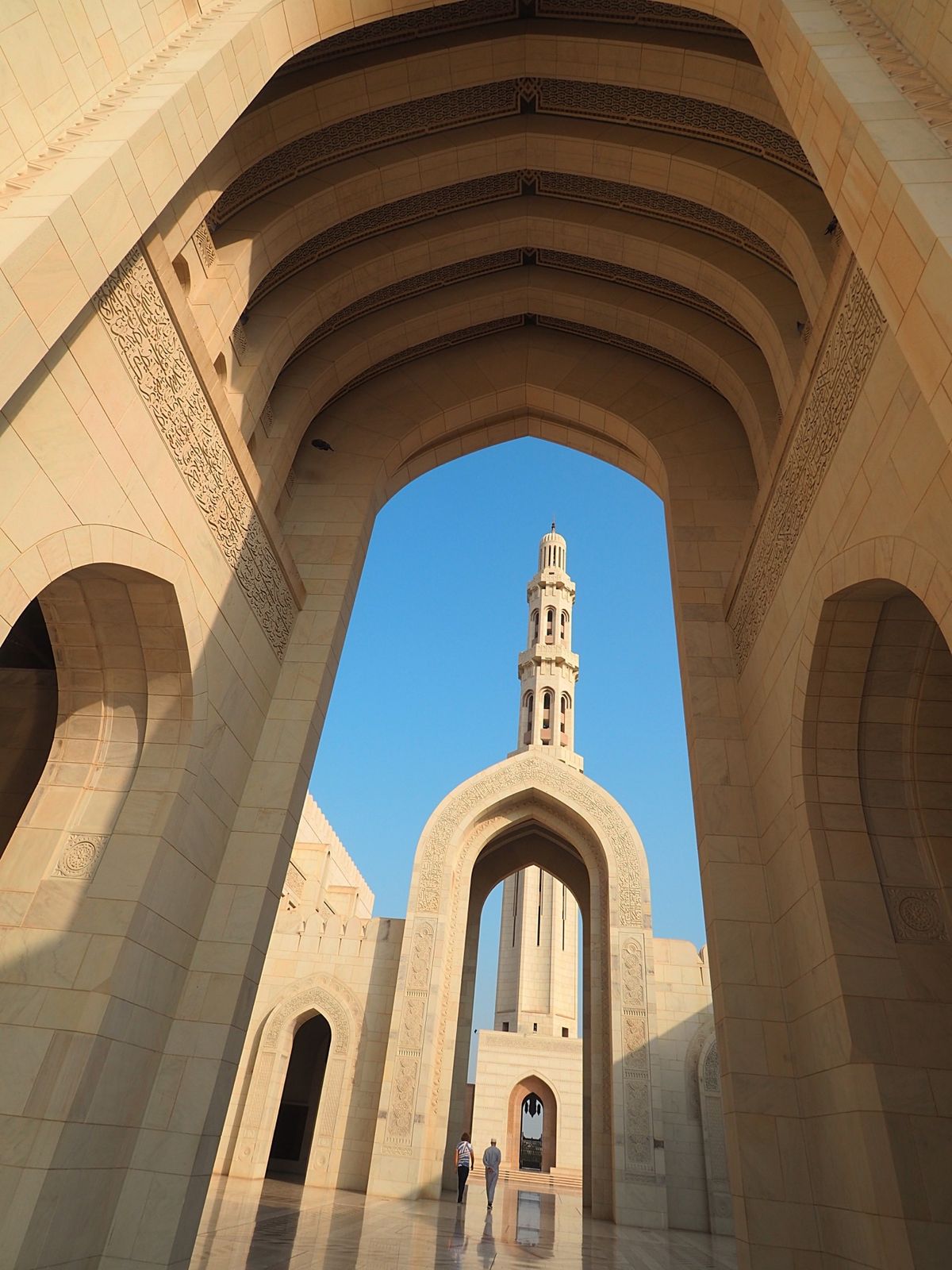 スルタンカブースグランドモスクはマスカットにある巨大で美しいモスク
国王が...