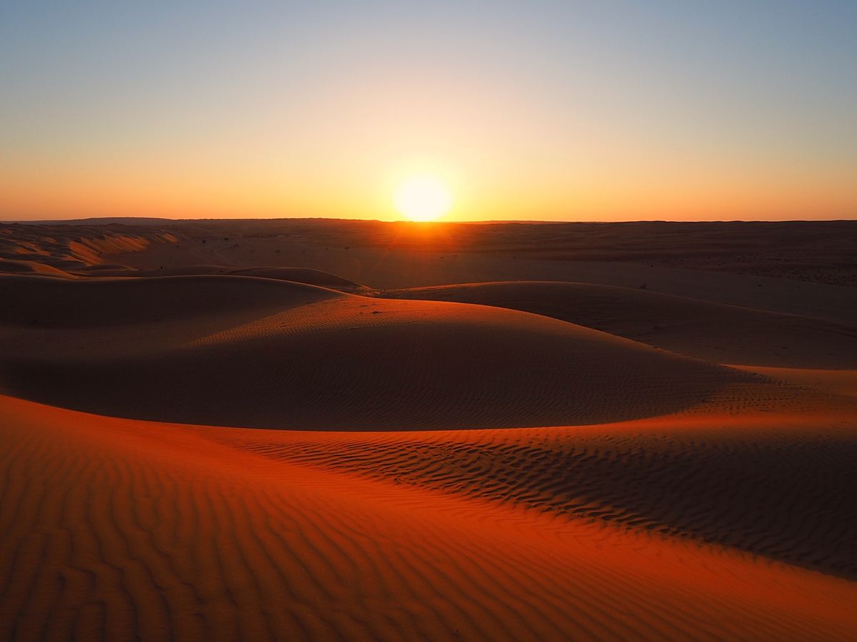 ワヒバ砂漠にはテント式のホテルが点在
大感激のサンライズとサンセットに出会...
