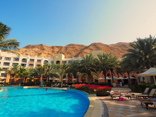 オマーン・マスカット「オマーン　砂漠と岩山をレンタカーで駆ける」の写真：奮発して岩山と海に囲まれた絶景リゾート　...