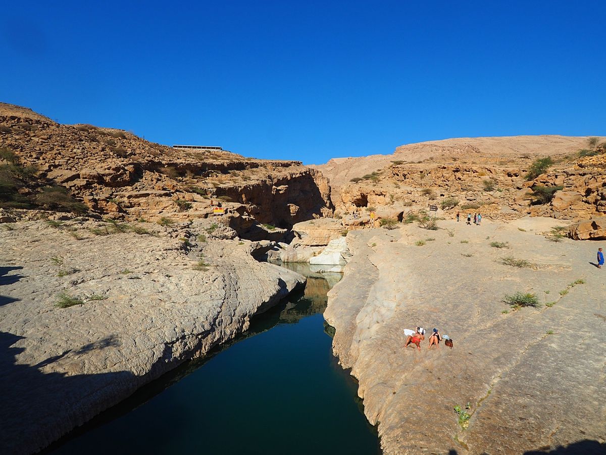 アラビア海の風を受けながら沿岸を爽快にドライブ
所々灯台のように砦が残され...