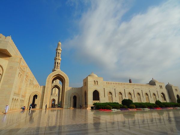 オマーン・マスカット「オマーン　砂漠と岩山をレンタカーで駆ける」の写真：スルタンカブースグランドモスクはマスカッ...