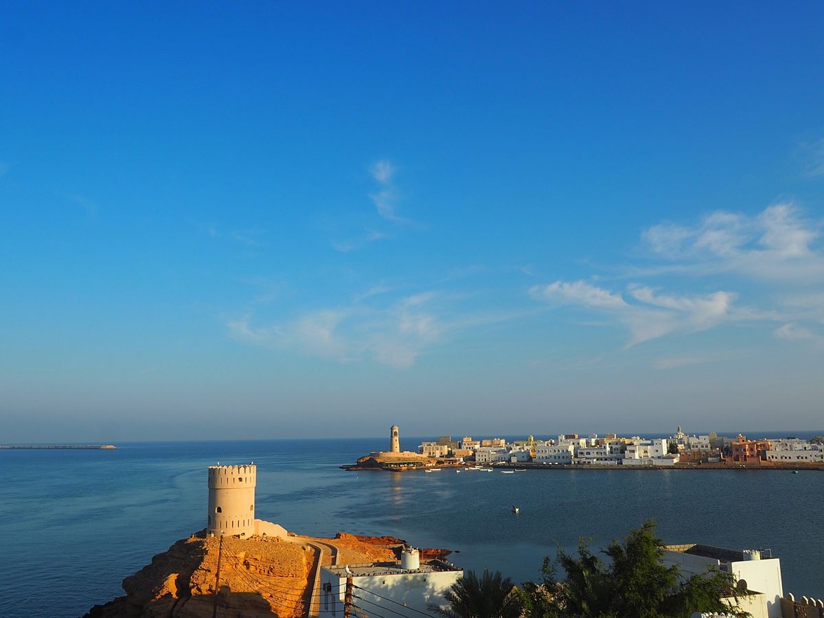 アラビア海の風を受けながら沿岸を爽快にドライブ
所々灯台のように砦が残され...