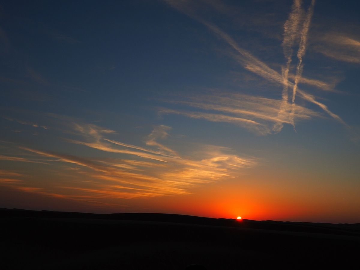 ワヒバ砂漠にはテント式のホテルが点在
大感激のサンライズとサンセットに出会...
