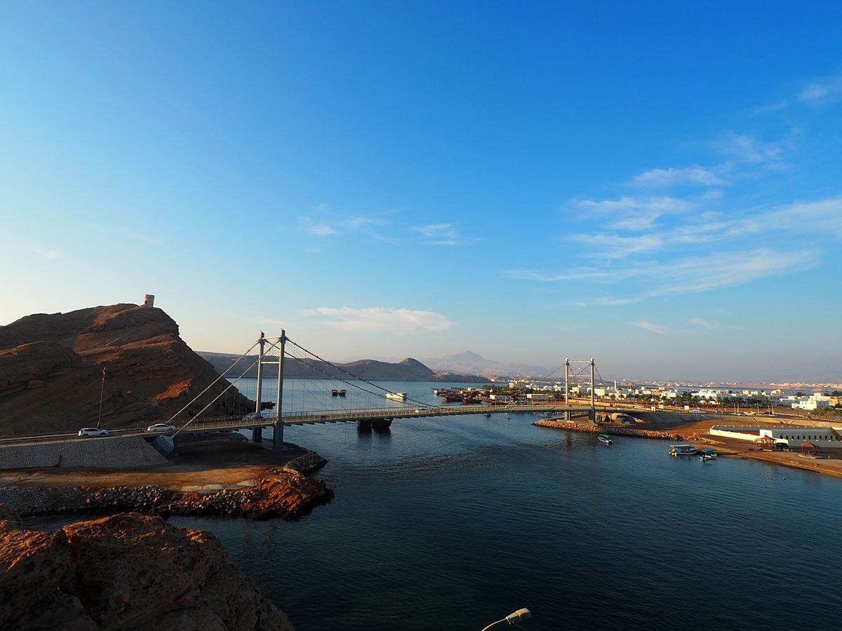 アラビア海の風を受けながら沿岸を爽快にドライブ
所々灯台のように砦が残され...