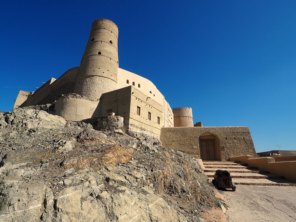 スルタンカブースグランドモスクはマスカットにある巨大で美しいモスク
国王が...