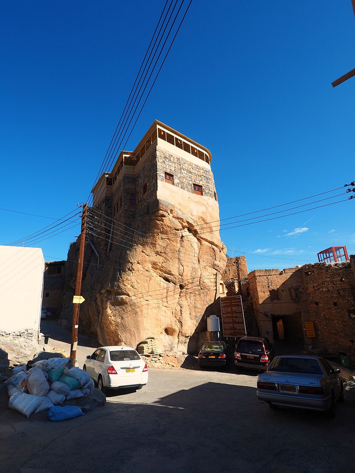 スルタンカブースグランドモスクはマスカットにある巨大で美しいモスク
国王が...