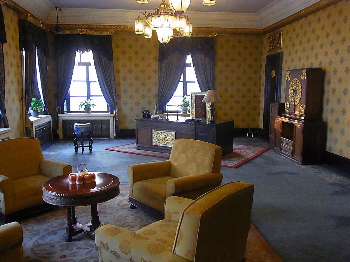 長春
今は共産党委員会としてそのまま使われている旧関東軍司令部
ラストエン...