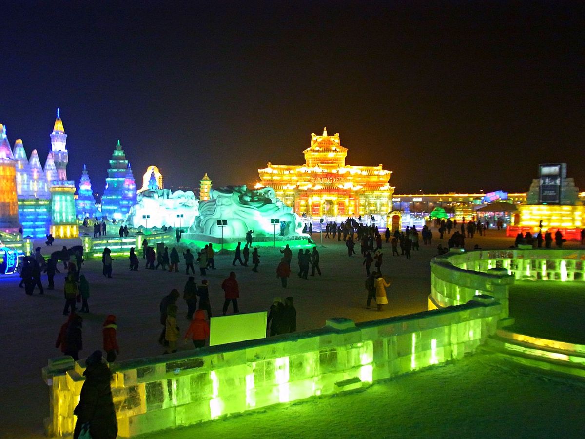 哈爾濱
街の中央にあり街のシンボルにもなっている聖ソフィア教会
氷祭りはラ...