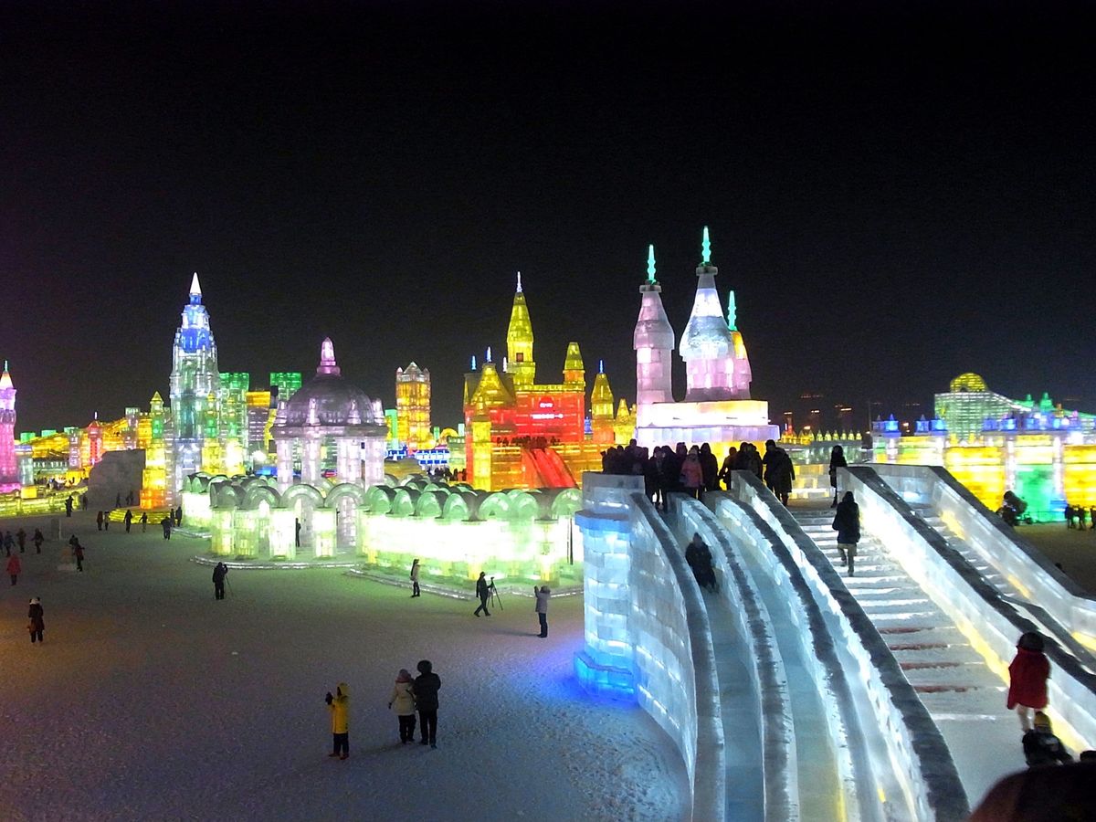 哈爾濱
街の中央にあり街のシンボルにもなっている聖ソフィア教会
氷祭りはラ...