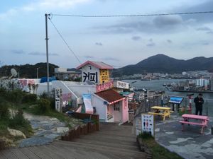 トンヨン。
名物のチュンムキムパプ。何の具材も入ってない海苔巻きなのに凄く...