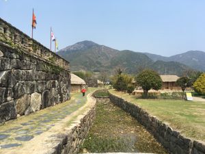 スンチョン。
朝鮮王朝時代に迷い込んだかのような城壁に囲まれた場所、ナガン...