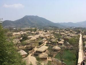 スンチョン。
朝鮮王朝時代に迷い込んだかのような城壁に囲まれた場所、ナガン...