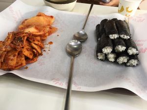 トンヨン。
名物のチュンムキムパプ。何の具材も入ってない海苔巻きなのに凄く...