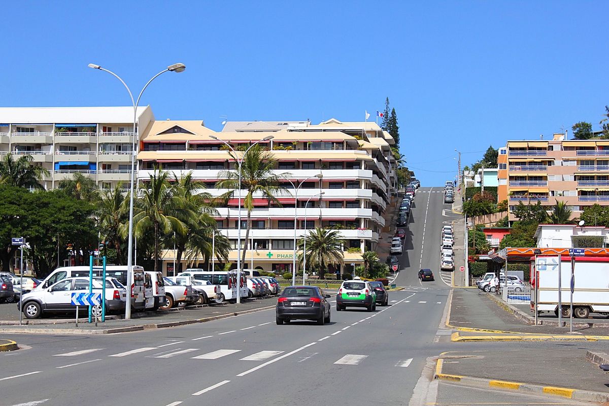 ニューカレドニアは太平洋に浮かぶフランス領の島
澄んだ青色の空と海が広がります