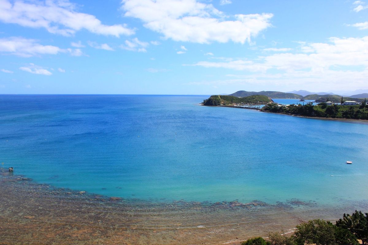 ニューカレドニアは太平洋に浮かぶフランス領の島
澄んだ青色の空と海が広がります
