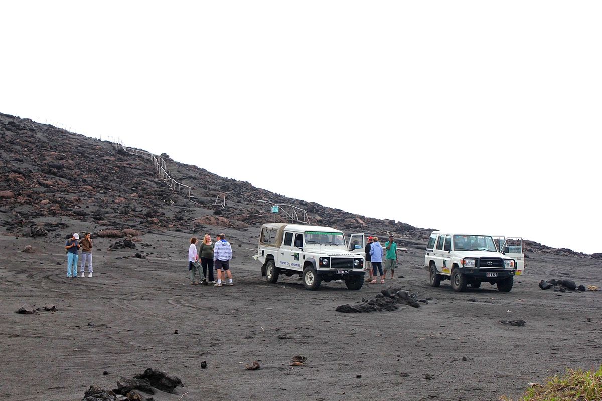 ヤスール火山のあるタンナ島へは国内便の小型機で🛩
4WDで火山煙の立ち昇る...