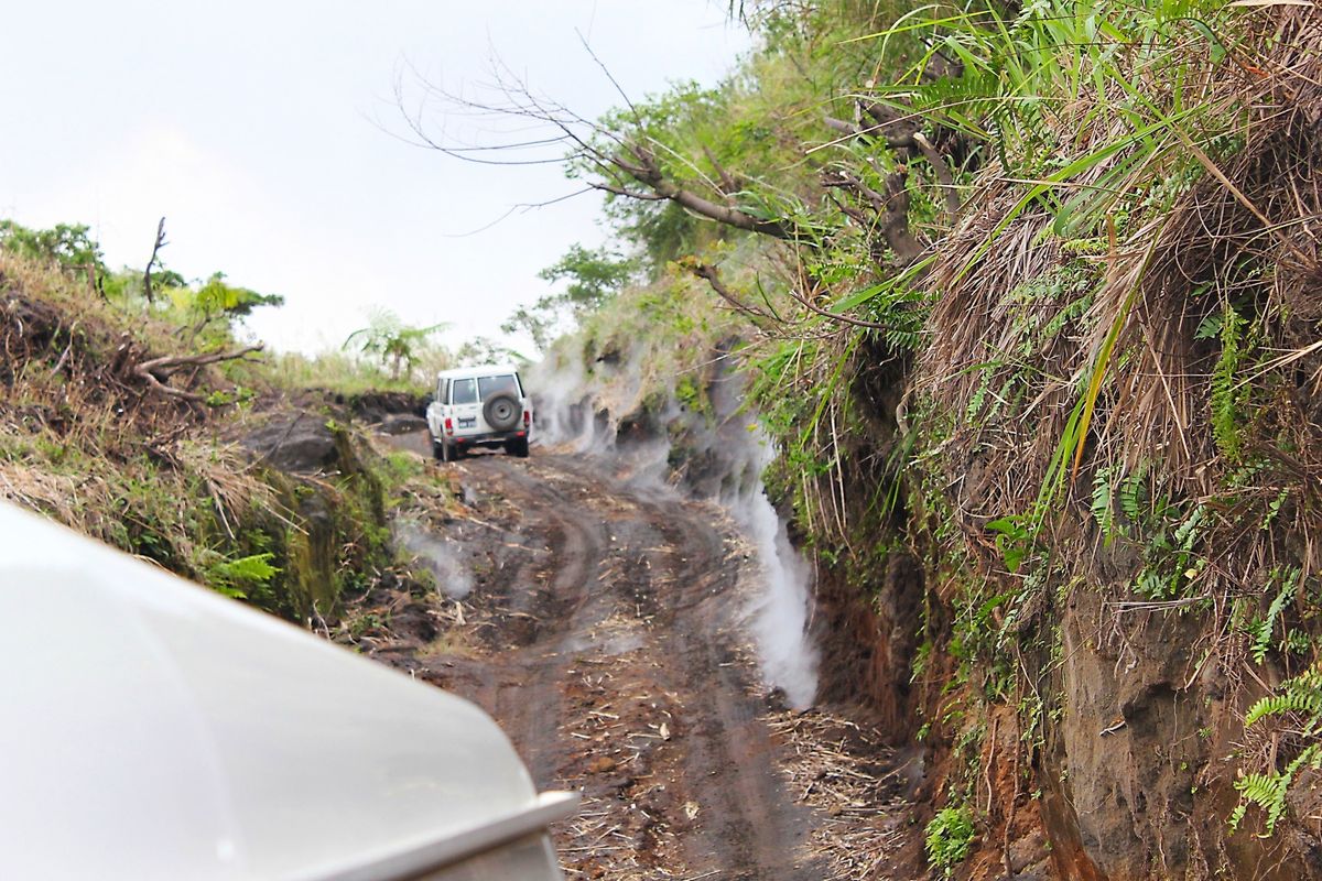 ヤスール火山のあるタンナ島へは国内便の小型機で🛩
4WDで火山煙の立ち昇る...