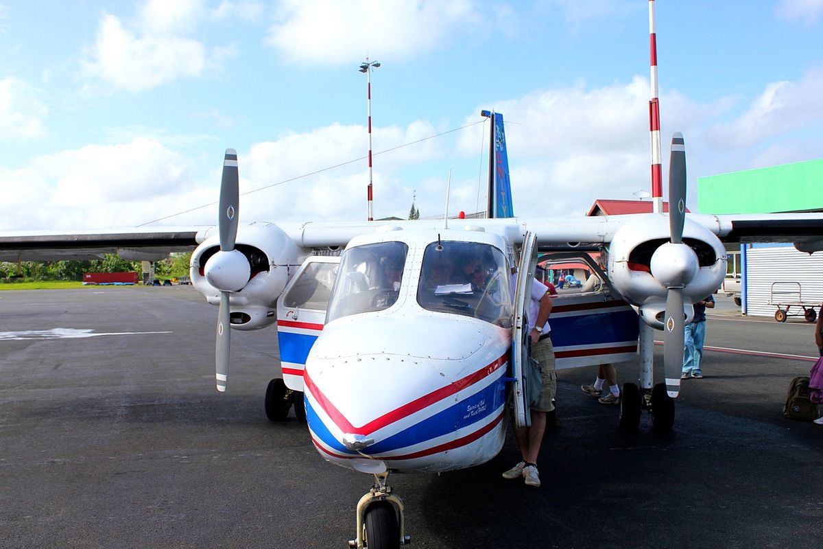間近に見下ろす火山口には真っ赤なマグマが🌋
脈動しながら、轟音と共に噴煙と...