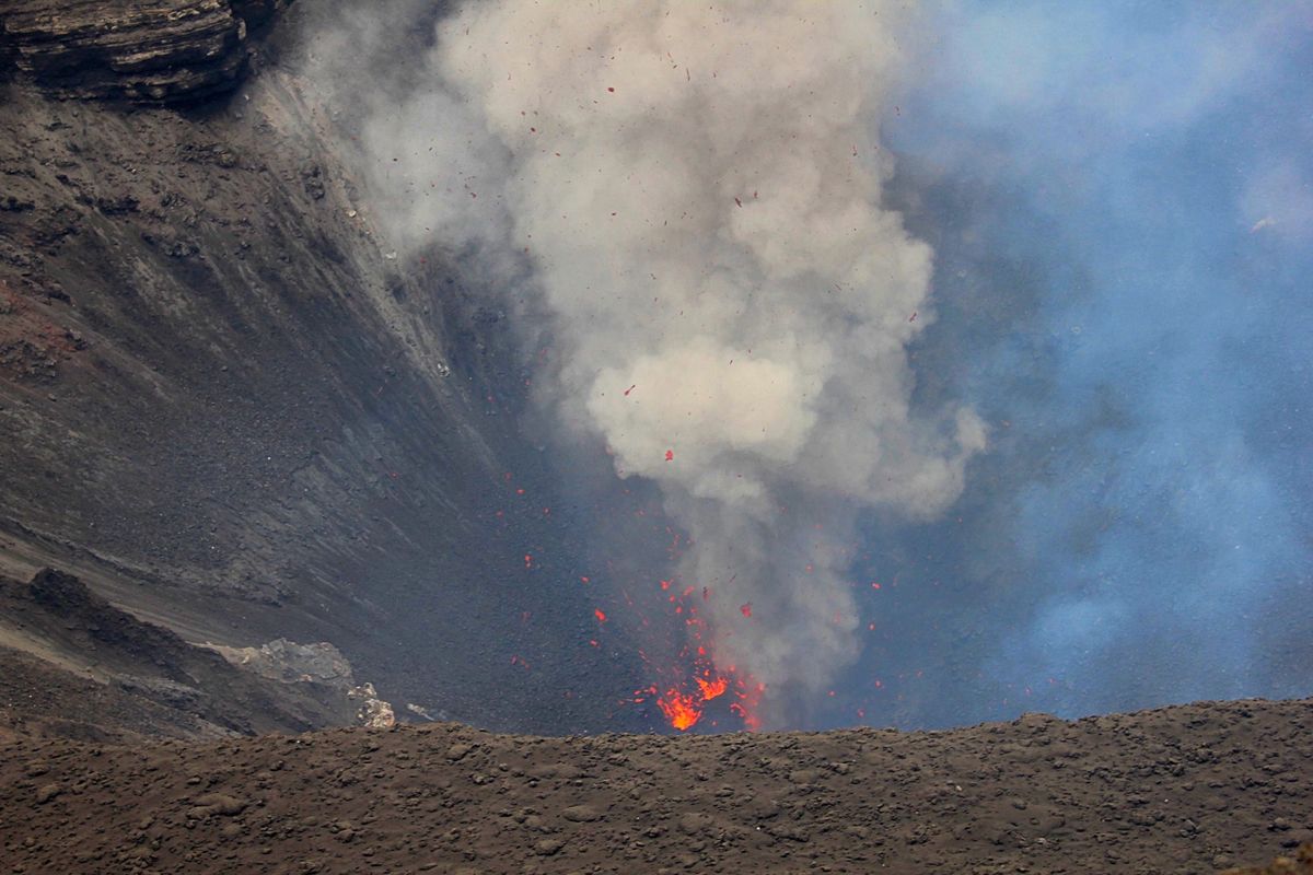 ヤスール火山のあるタンナ島へは国内便の小型機で🛩
4WDで火山煙の立ち昇る...