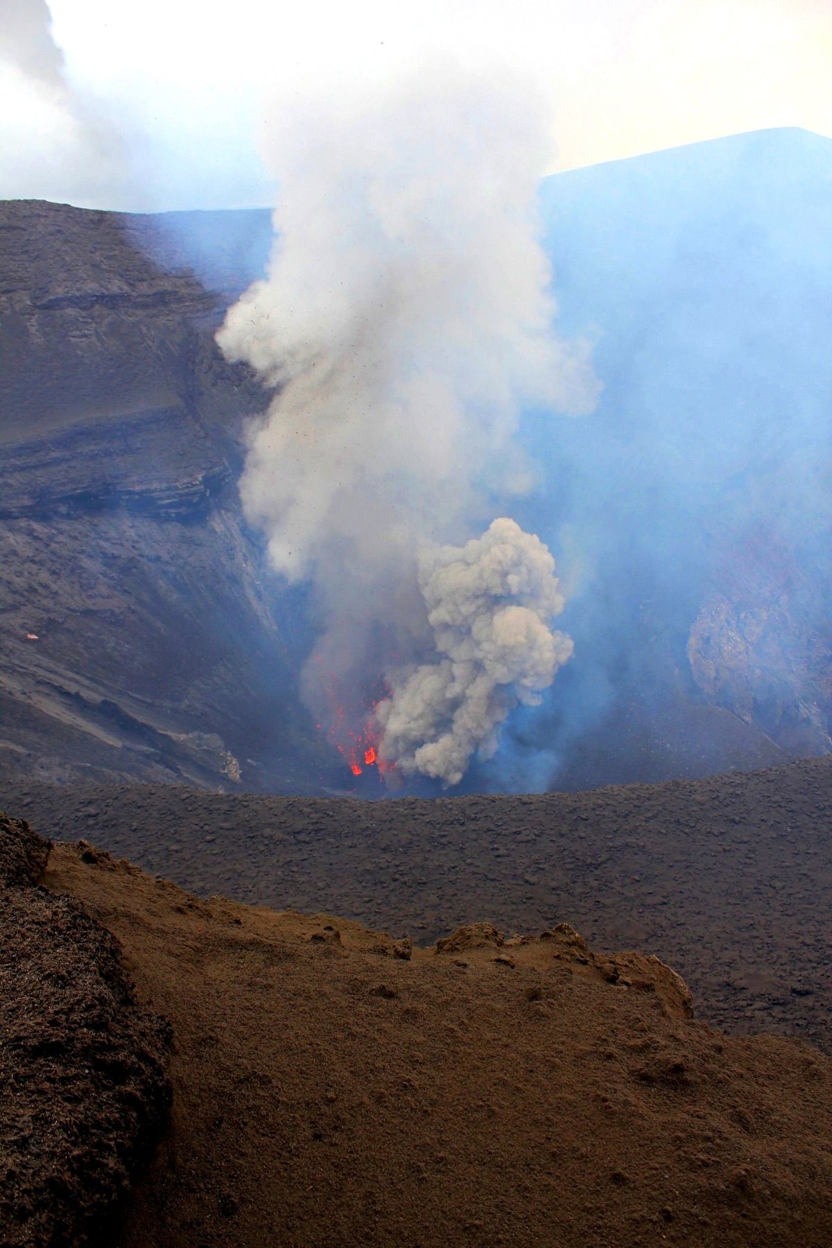間近に見下ろす火山口には真っ赤なマグマが🌋
脈動しながら、轟音と共に噴煙と...