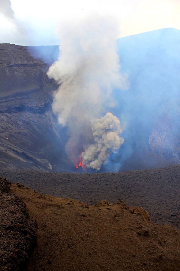 バヌアツ・タンナ島「バヌアツ　火山と大自然の諸島へ」の写真：間近に見下ろす火山口には真っ赤なマグマが...