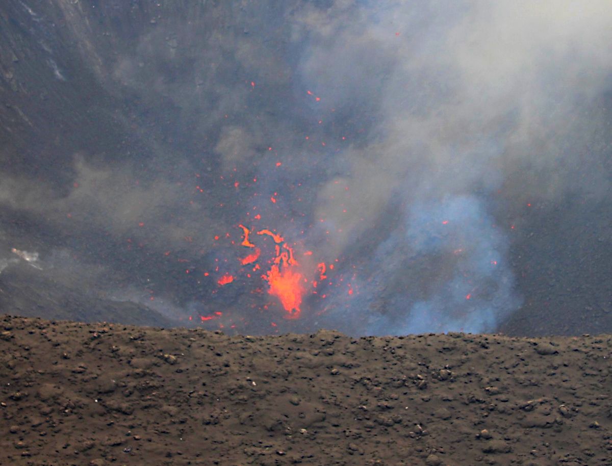 間近に見下ろす火山口には真っ赤なマグマが🌋
脈動しながら、轟音と共に噴煙と...