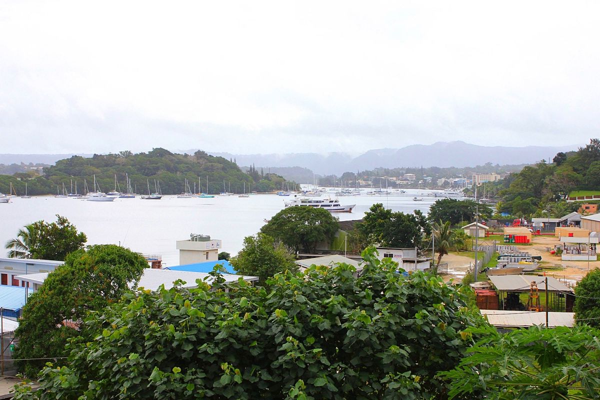 間近に見下ろす火山口には真っ赤なマグマが🌋
脈動しながら、轟音と共に噴煙と...