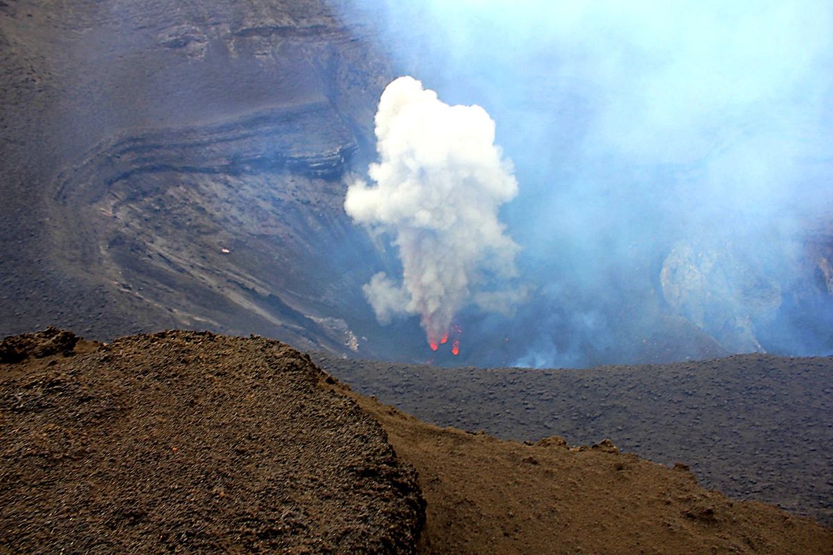 ヤスール火山のあるタンナ島へは国内便の小型機で🛩
4WDで火山煙の立ち昇る...