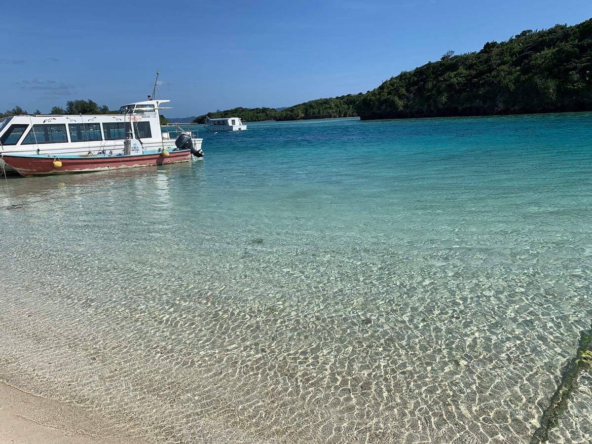 川平湾⛵️
今まで見た海の中で1、2位争うくらい綺麗で、透明度が凄かったです！