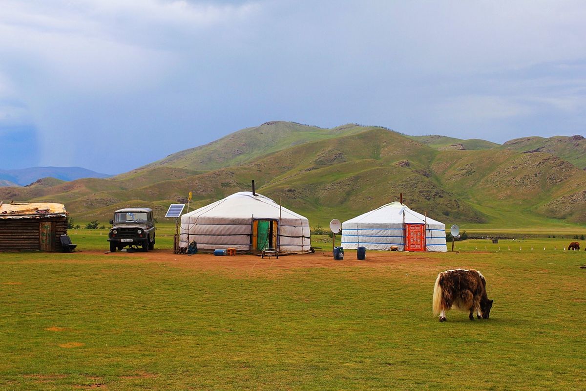 ツアーで活躍するのはロシア製のワゴン車で、どんな悪路も乗り越えていきます
...