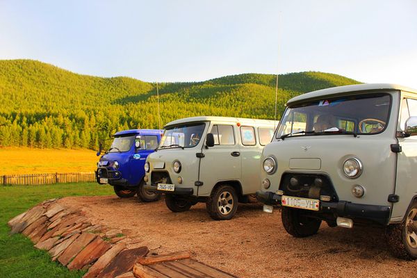 モンゴル国「モンゴル　どこまでも草原が続く旅」の写真：ツアーで活躍するのはロシア製のワゴン車で、ど...