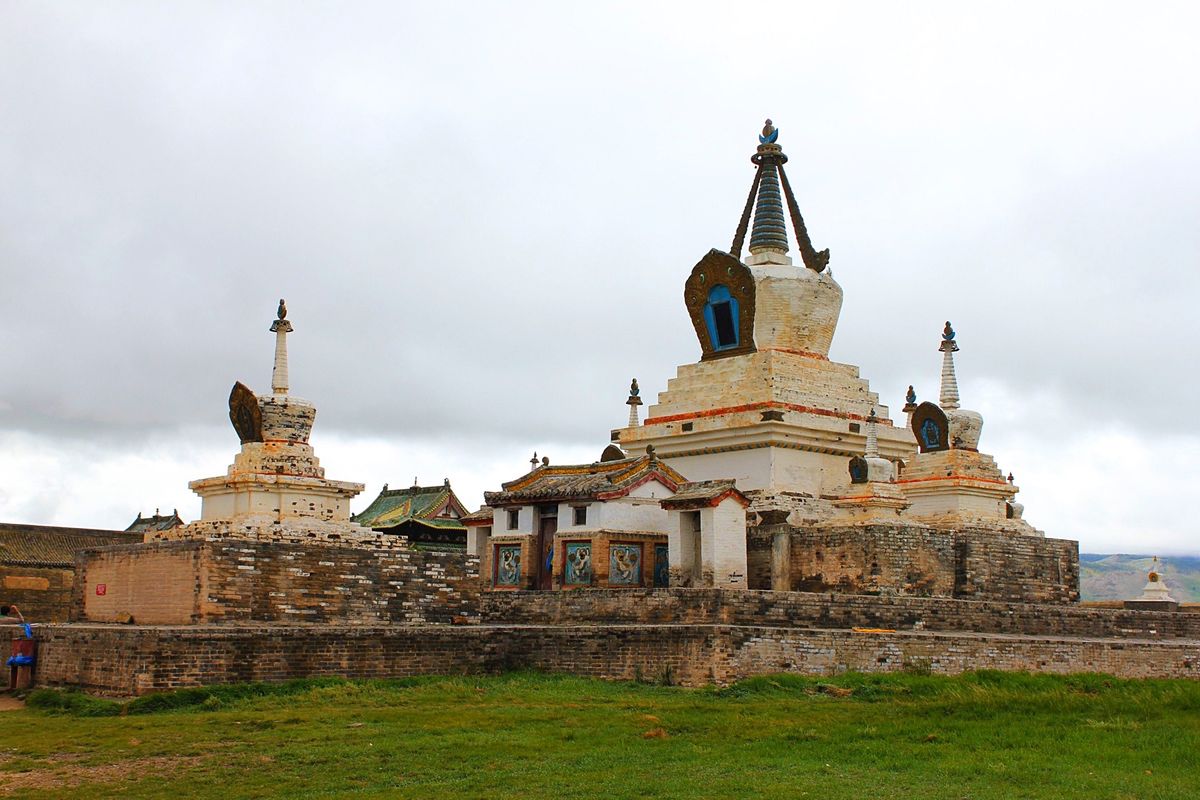 かつての都だったカラコルム遺跡には寂しさが漂っていますが、寺院や城跡が残っ...