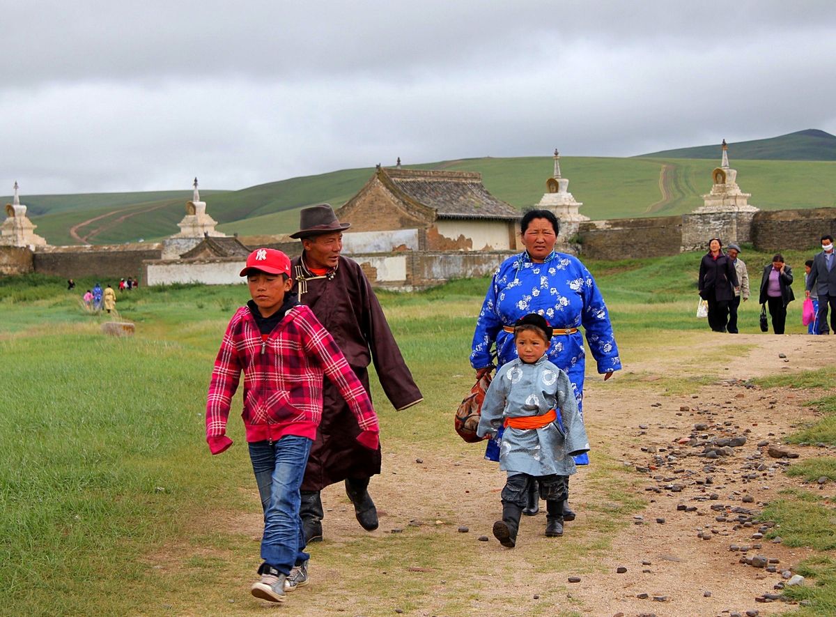 かつての都だったカラコルム遺跡には寂しさが漂っていますが、寺院や城跡が残っ...