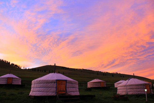 モンゴル国「モンゴル　どこまでも草原が続く旅」の写真：朱色に染まる草原のマジックアワーの美しさは感...