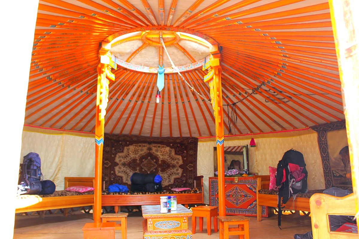 ツアーで活躍するのはロシア製のワゴン車で、どんな悪路も乗り越えていきます
...